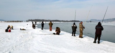 Зимняя рыбалка без льда: как поймать трофей по открытой воде и не замерзнуть