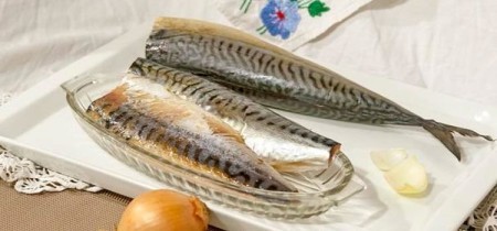 Провесная скумбрия: простой рецепт домашнего деликатеса, который удивит гостей