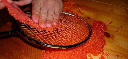 Как быстро очистить икру от пленки и засолить ее дома вкуснее магазинной