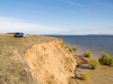 Почему рыбакам нельзя парковаться у воды, а особняки строят почти на берегу — абсурд законов!