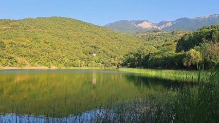 Поймал в горном озере необычную зеленую щуку. Рыбалка на спиннинг в одном из красивейших мест Крыма.