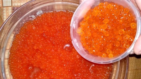 Как выбрать настоящую красную икру и не попасться на подделку
