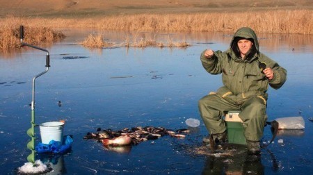 Зимняя рыбалка без проблем — полный список снаряжения и аксессуаров для удачного клева