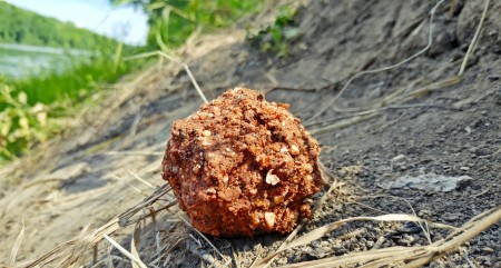 Рыба сходит с ума от этой прикормки! Лучший домашний рецепт, который заменит магазинные смеси