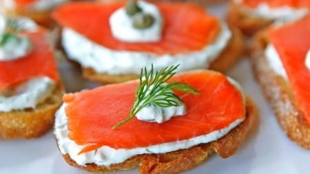 Как вкусно посолить красную рыбу дома — рецепт, который превращает горбушу во «форель»
