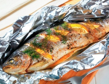 Как вкусно запечь форель в фольге: 6 лучших рецептов для духовки и мангала
